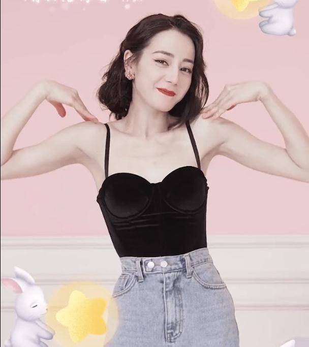 迪丽热巴晒最新跳舞视频,穿黑色吊带超可爱,网友:怎么拍都美!