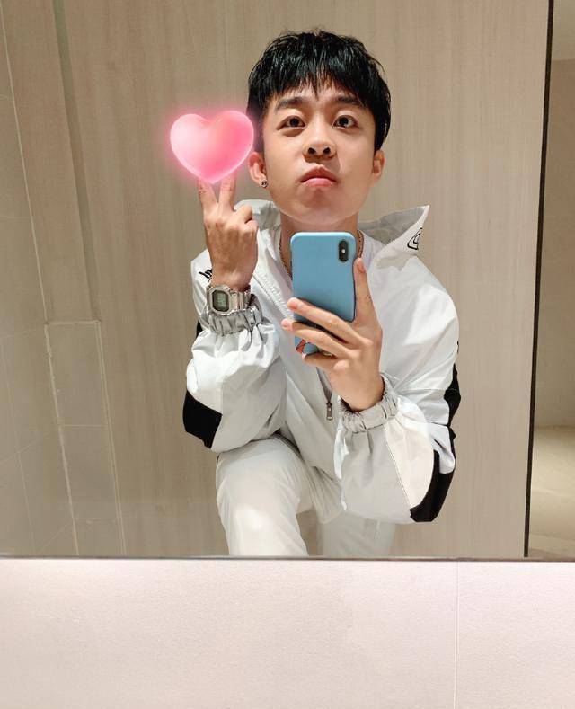 德云社相声演员再登热搜,张九龄被人拍到在街头与人热吻_九龙_因为