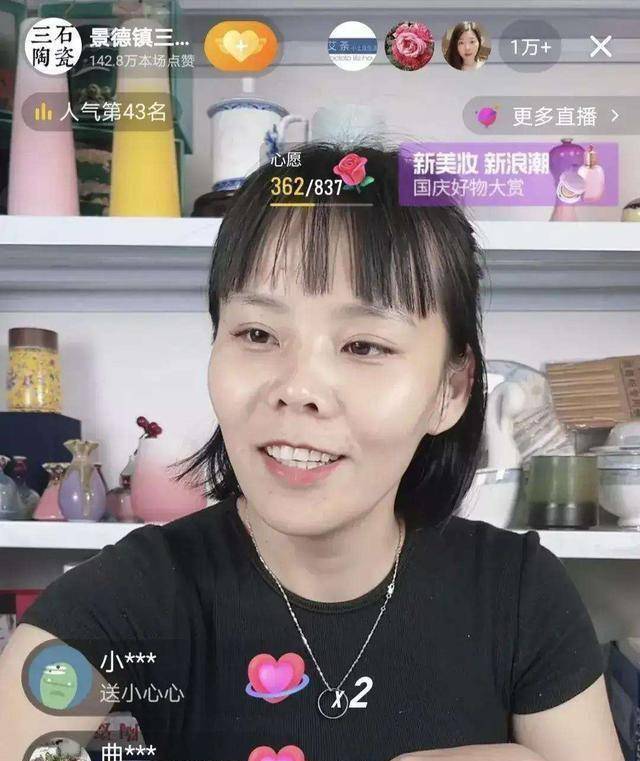虽然杜新枝说着,衣服太贵了,但脸上的笑容还是透露