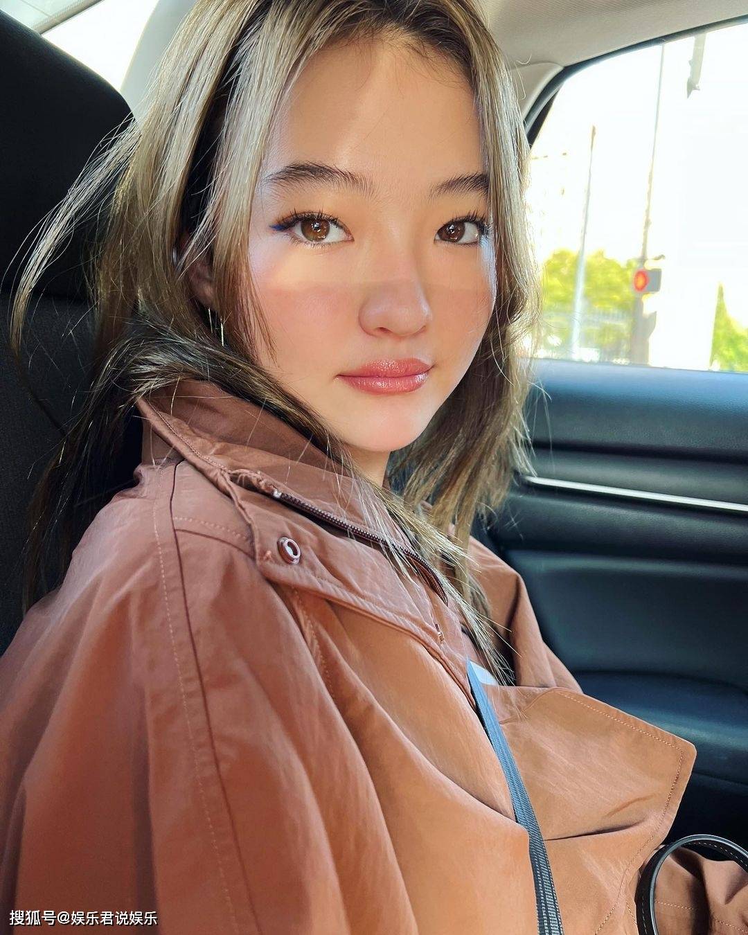 逆天美颜有「小jennie」之称ella gross天生拥有超级精致的五官,不但