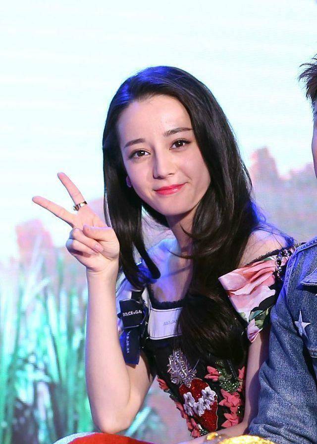 迪丽热巴穿黑裙妩媚撩发,与王俊凯董子健同台却被"孤立"无交流_活动