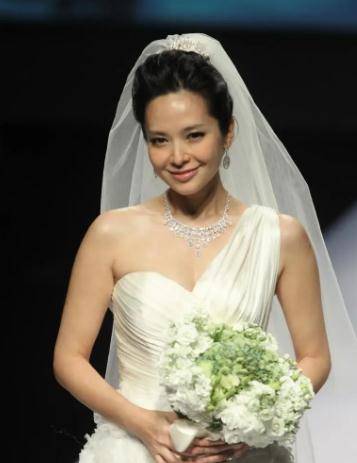 港姐郭羡妮:"倒贴"3套房下嫁河南农村,婚后被丈夫宠成宝_因为_母亲