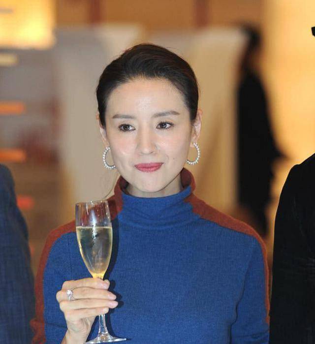 董洁现身形象大变,优雅的气质扑面而来,举杯热聊笑容姿态超得体_状态