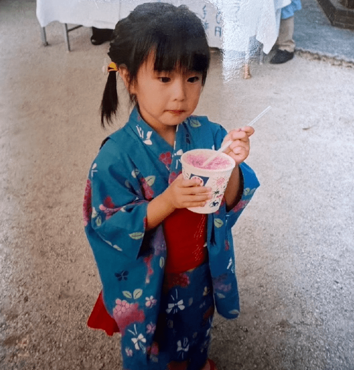 没错就是说着一口流利中文的石川佳纯,从小就很可爱,长大后相貌清秀