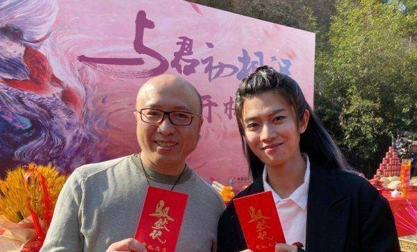 迪丽热巴《驭鲛记》路透,黑裙造型邪魅清纯,与任嘉伦初见好逗,你怎么
