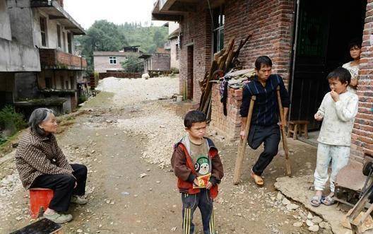 范小勤的悲剧,与父母的"急"脱不了干系,但同样为网络红人的康巴小伙丁