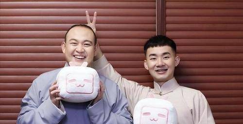 德云社包头相声专场,陶阳返场唱《挡谅》,却被身穿的大褂抢镜_演出_栾