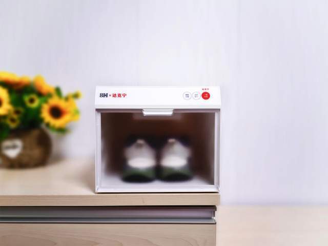 一键护鞋新体验，达克宁联名智能鞋盒，臭氧净化、烘干全配齐