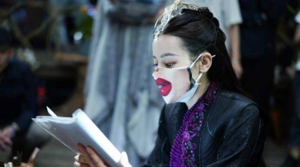 迪丽热巴新剧花絮,"烈焰红唇"引争议_口罩_网友_制作组