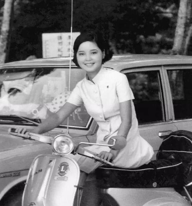 这张照片中的邓丽君只有16岁哦,骑着摩托车的她太萌了,短发也可以清新