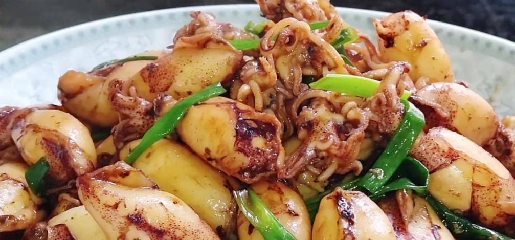 不过今天要分享给大家一个鱿鱼仔特别好吃的做法,不需要一勺盐,不用加