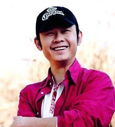 凤凰传奇玲花晒出一家照片,4岁女儿颜值迷人,神秘老公竟然是他_组合