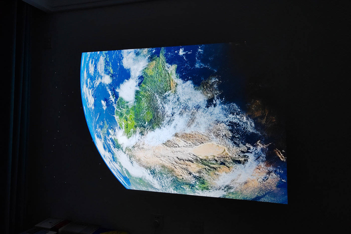 双倍亮度+JBL原装音响,表现到底如何?极米子品牌快乐星球O3投影深度评测