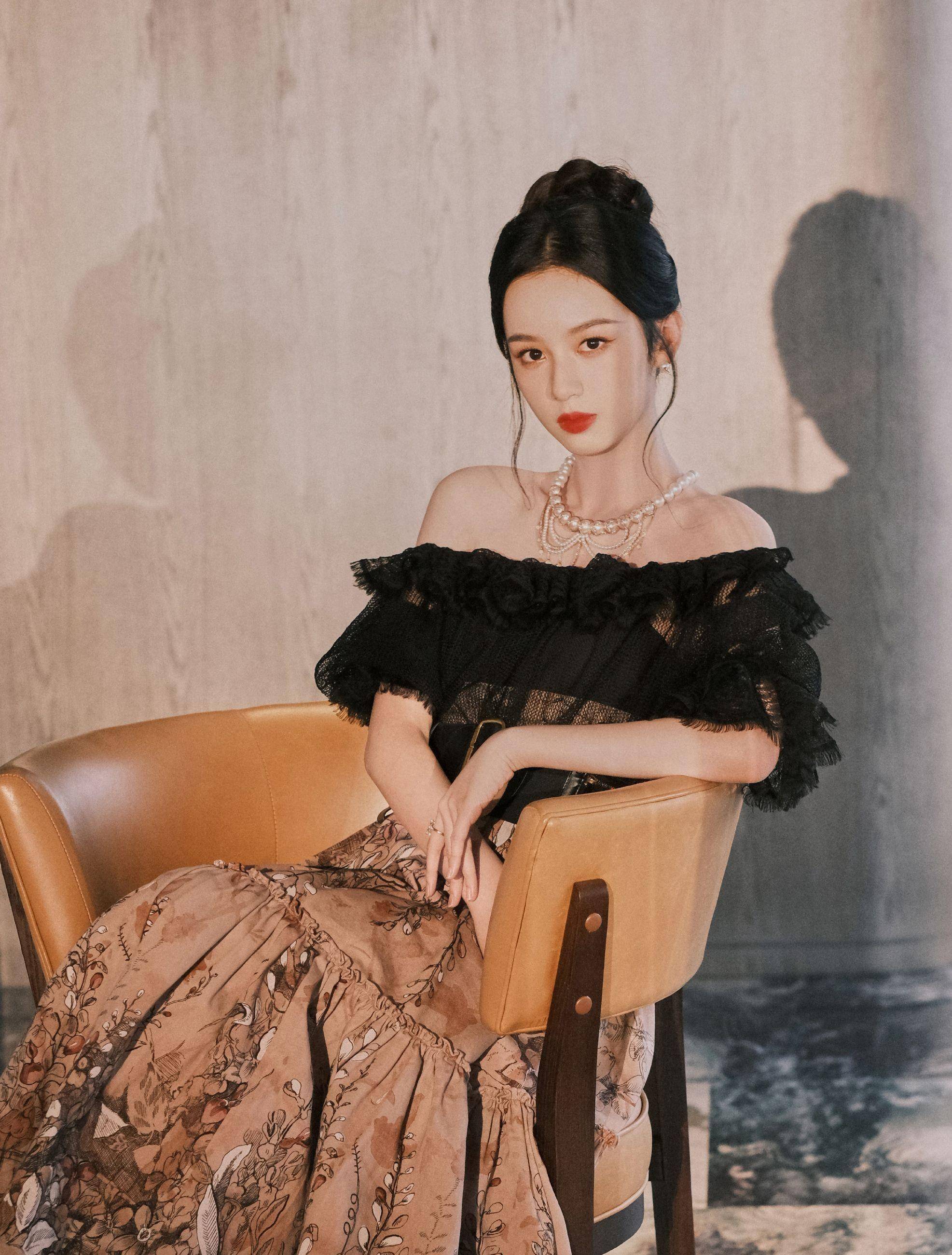 她穿着晚礼服走红地毯,气质如高傲的黑天鹅般妩媚_女明星_带着_其他