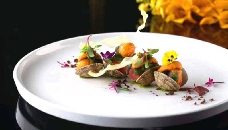 食材&配料:大文蛤5个,金枪鱼50克,三文鱼50克,澳带20克,香菜梗100克