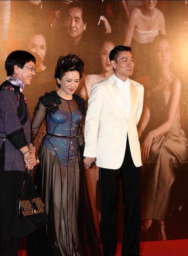 刘德华75岁干妈罕见亮相,穿薄纱长裙越老越敢打扮,迷人笑容治愈