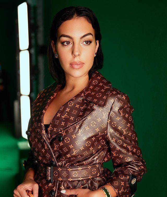 竖起拇指状态好,未婚妻乔治娜示范性感高级名媛_伊莲娜_样子_曲线