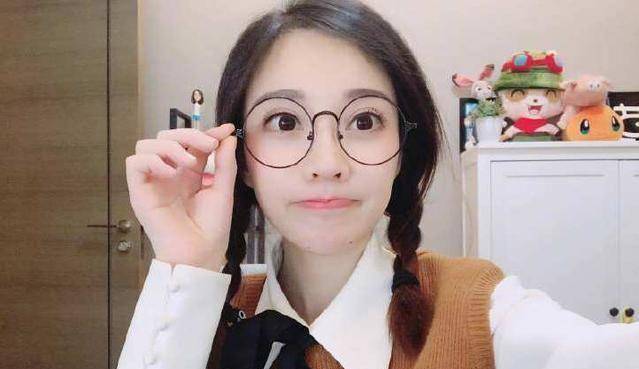 冯提莫回应"会计门",离开滤镜缩水严重,网友:少女秒变妇女_美女网