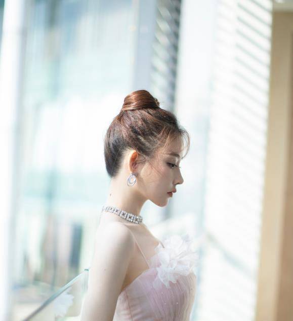 冯提莫写真近照,身穿淡粉色蛋糕纱裙,宛如童话世界中