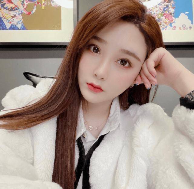 多次选秀也没出道,如今却成功上位当了老板娘,难怪这么捧她_江璟_韩庚