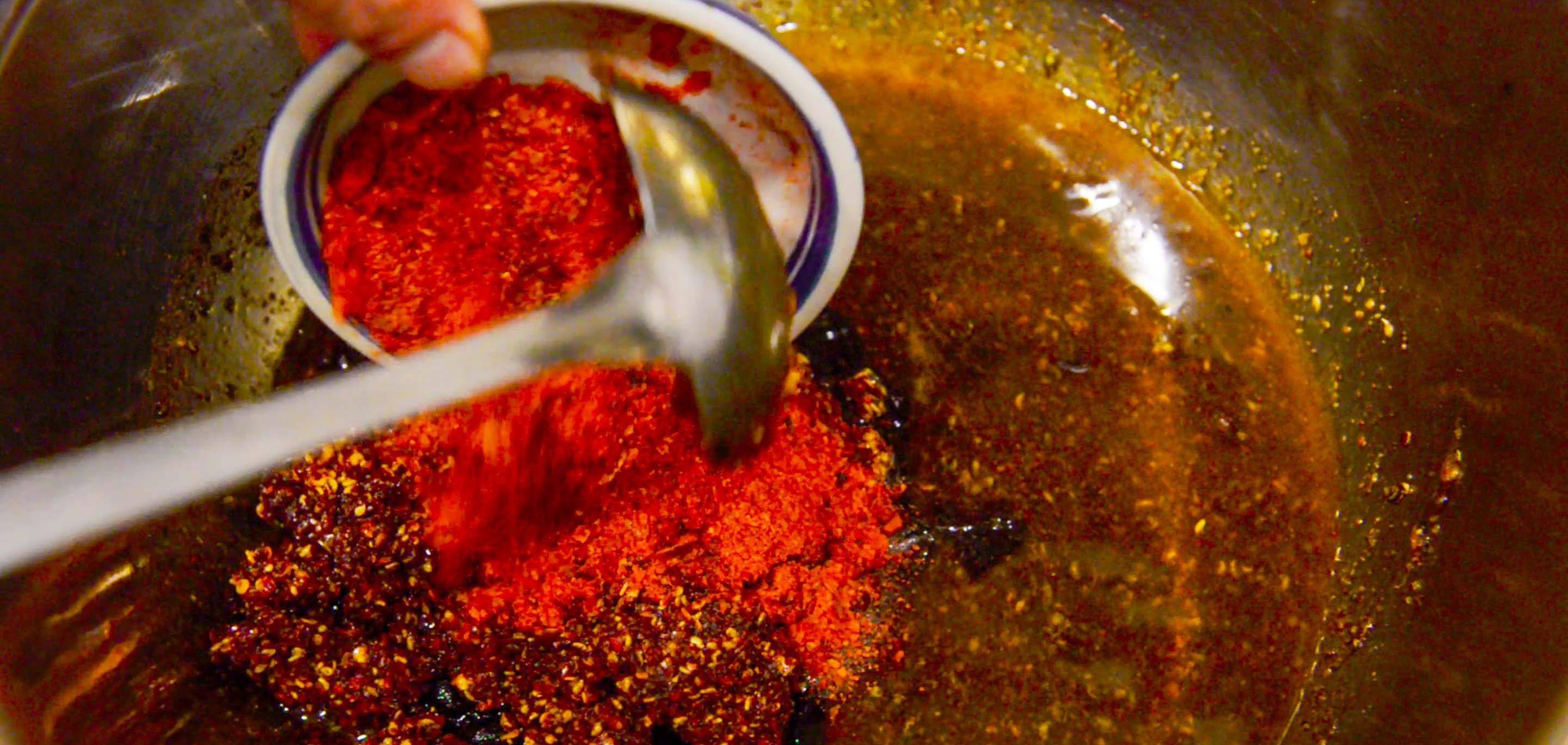 鸡肉新吃法,这样做秘制红油酱汁,鸡肉麻辣鲜嫩可口!_土鸡_调制_酱料