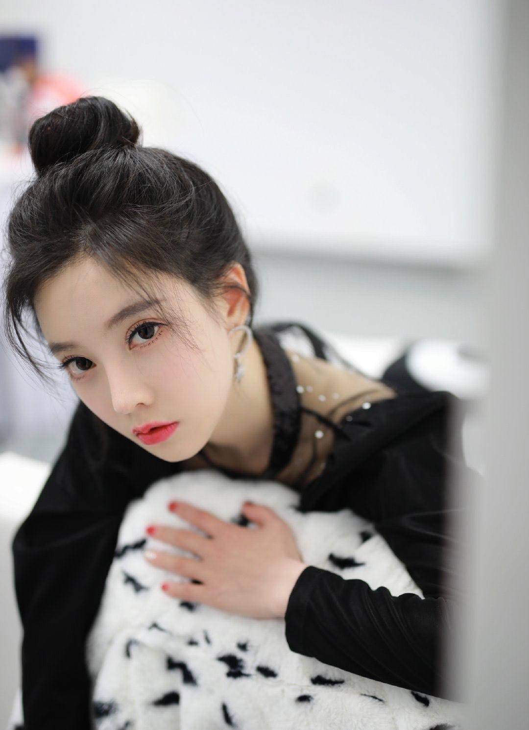 冯提莫身穿黑色礼服,黑色在任何隆重的场合出现都不