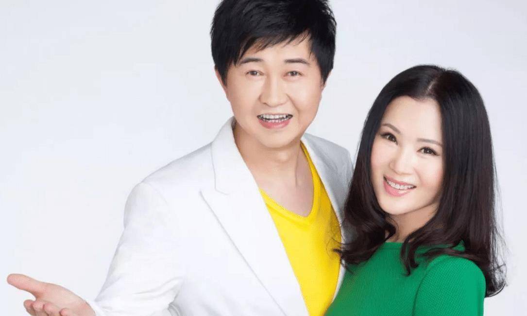 付笛声晒与妻商演视频,妻子红裙反复穿几年,模范夫妻也会不耐烦_任静