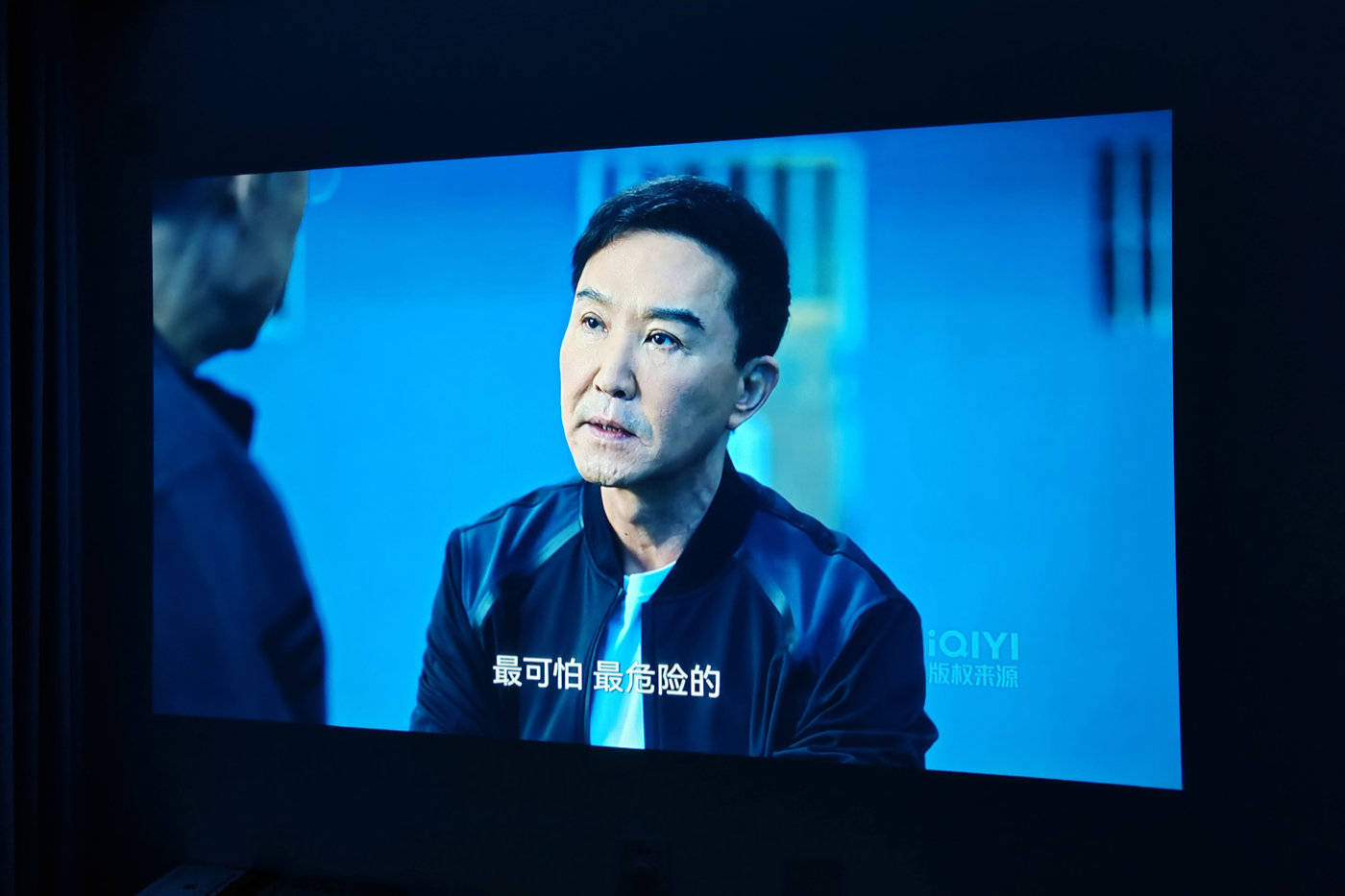 双倍亮度+JBL原装音响,表现到底如何?极米子品牌快乐星球O3投影深度评测