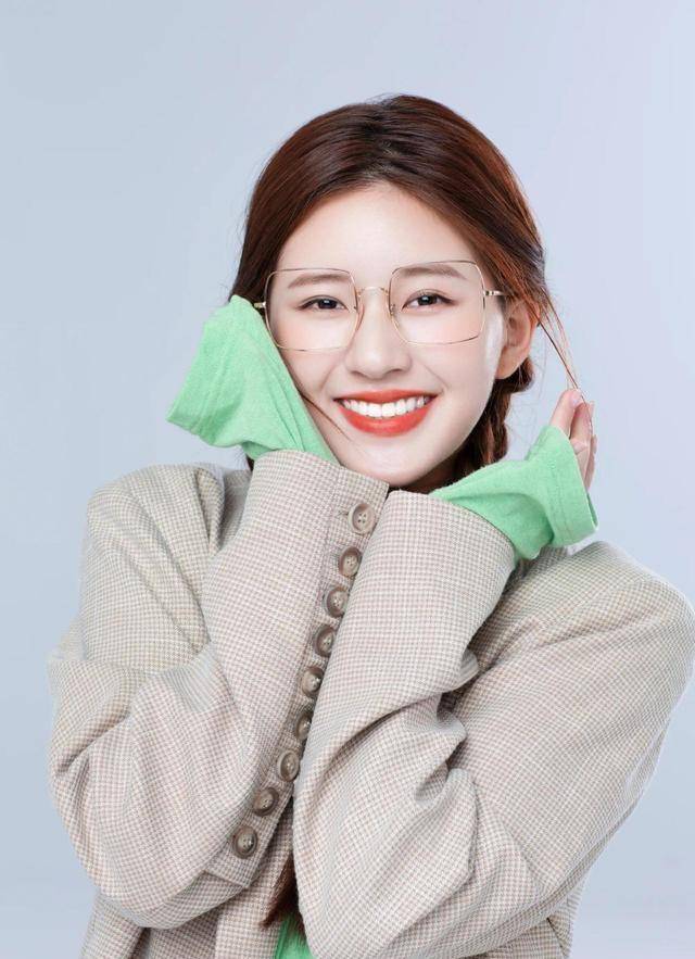 二十二岁赵露思,将西装套装穿出文艺范,金色眼镜和流苏辫好抢镜_女生