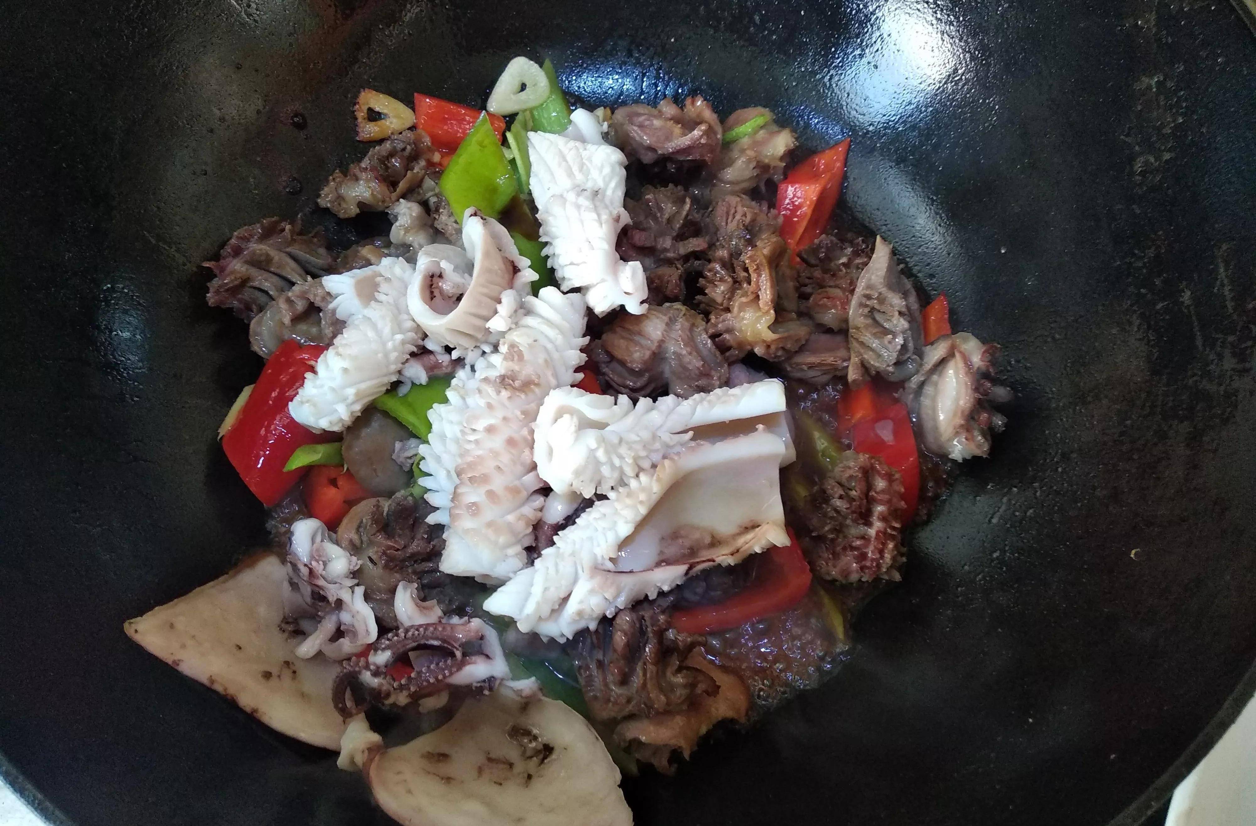 鸡胗和鱿鱼这么做口感爽脆,颜值高,媳妇让过年回家露这手_花刀_道菜