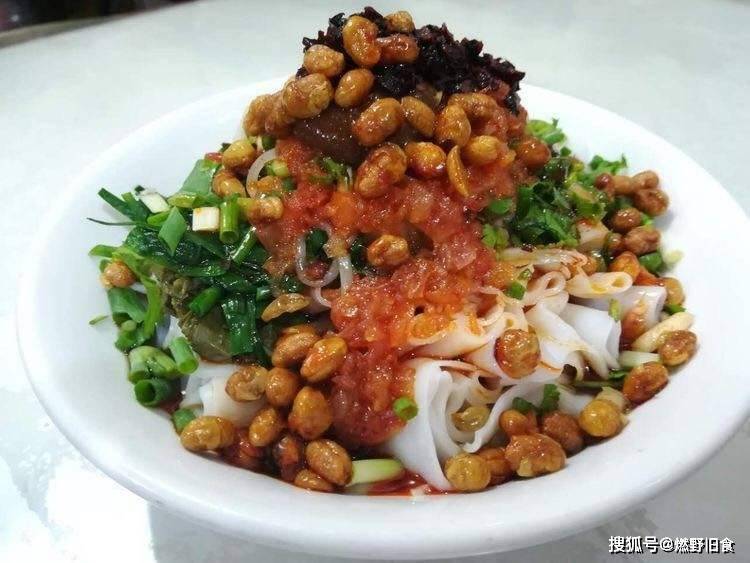 剪粉其实就是用米浆蒸出来的薄皮,口感介于米粉和凉粉之间,其特点是薄