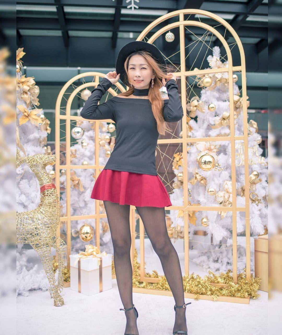 红裙黑丝袜让40岁的女孩更有魅力