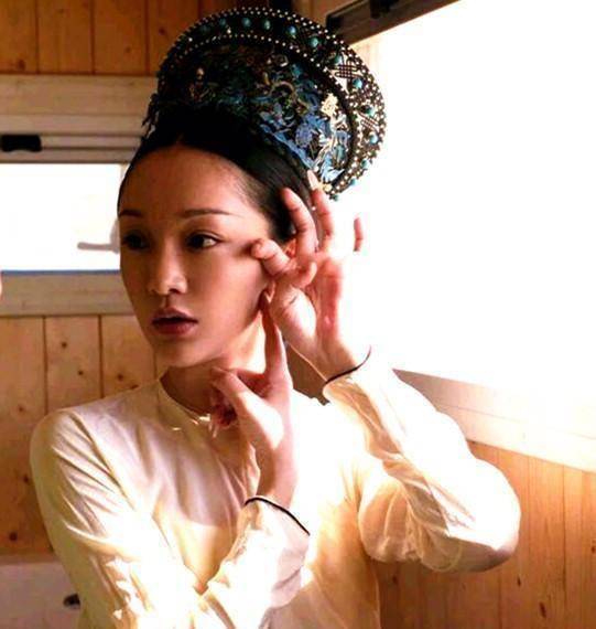 《如懿传》的导演汪俊已经在采访中坦言:有点后悔接这部戏,对不起周迅