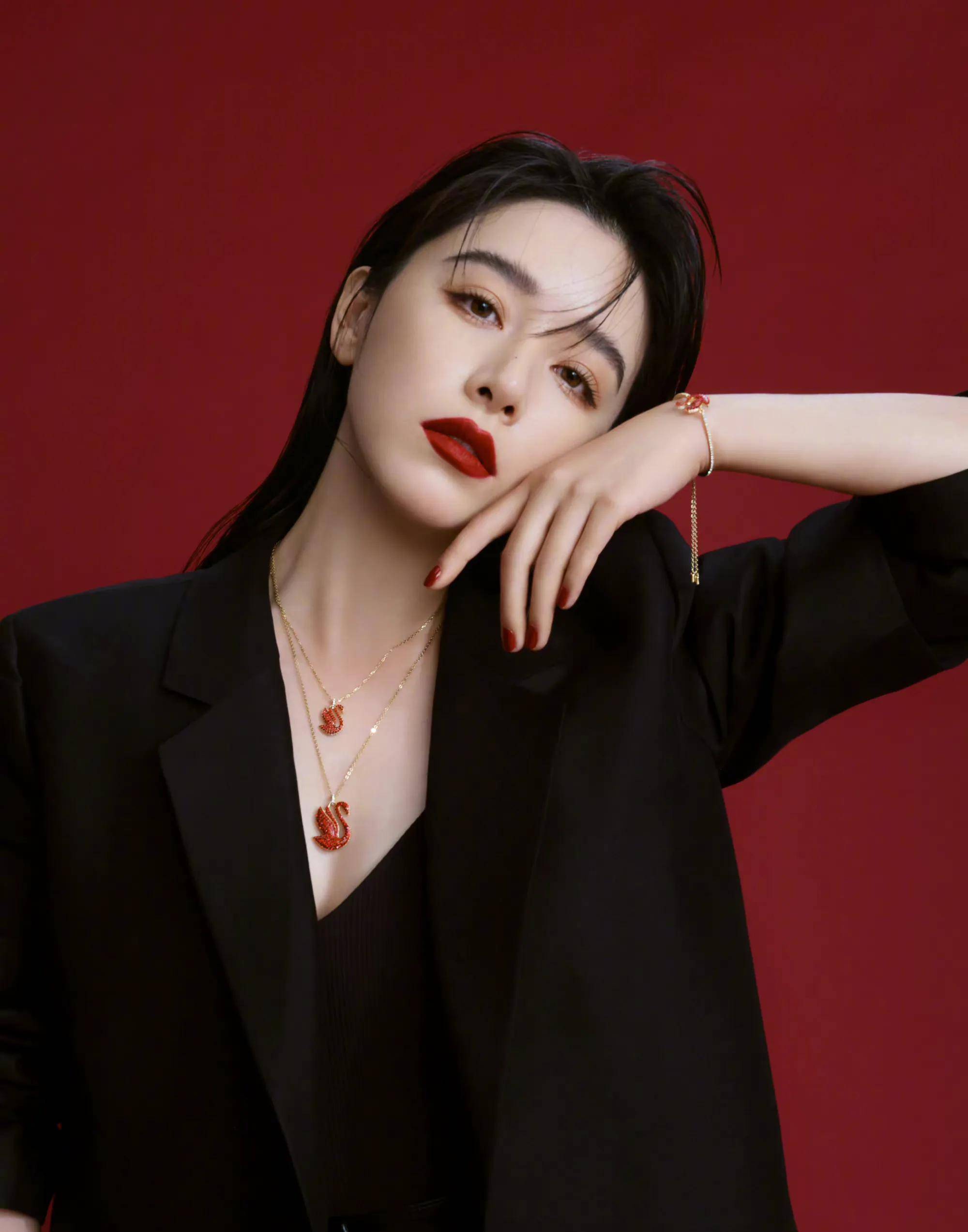 阚清子黑色深v长裙写真,优雅大气,时尚妩媚_连衣裙_灯光_红色