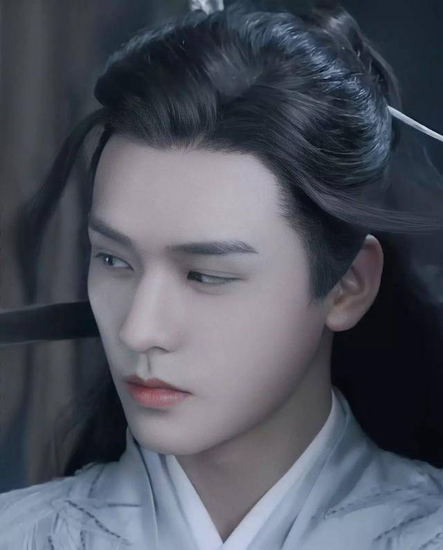 龚俊的眉眼条件是很出彩的,灼灼桃花眼,少年感十足眼睛形态有点类似