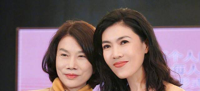 闺蜜情,塑料瓶:章子怡晒照片裁掉苏芒,现实版人走茶凉?