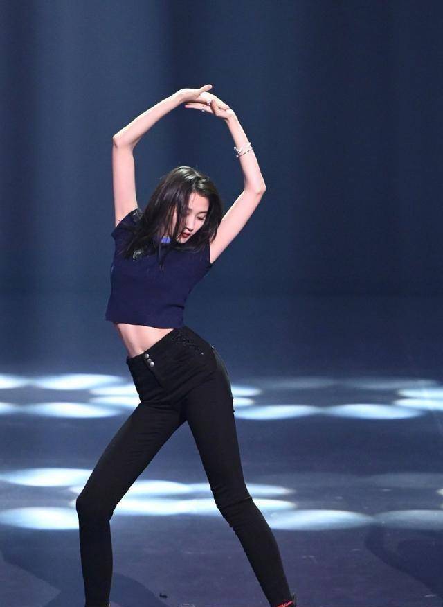 关晓彤身材比例绝了,这逆天长腿和小蛮腰太抢眼,难怪鹿晗喜欢!