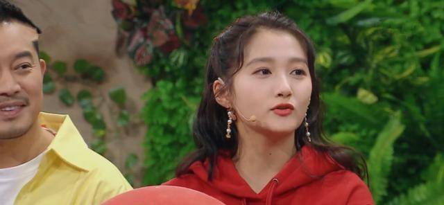 关晓彤跳舞赢了郑恺,但听到鹿晗的歌秒变羞涩,输给了angelababy_王牌