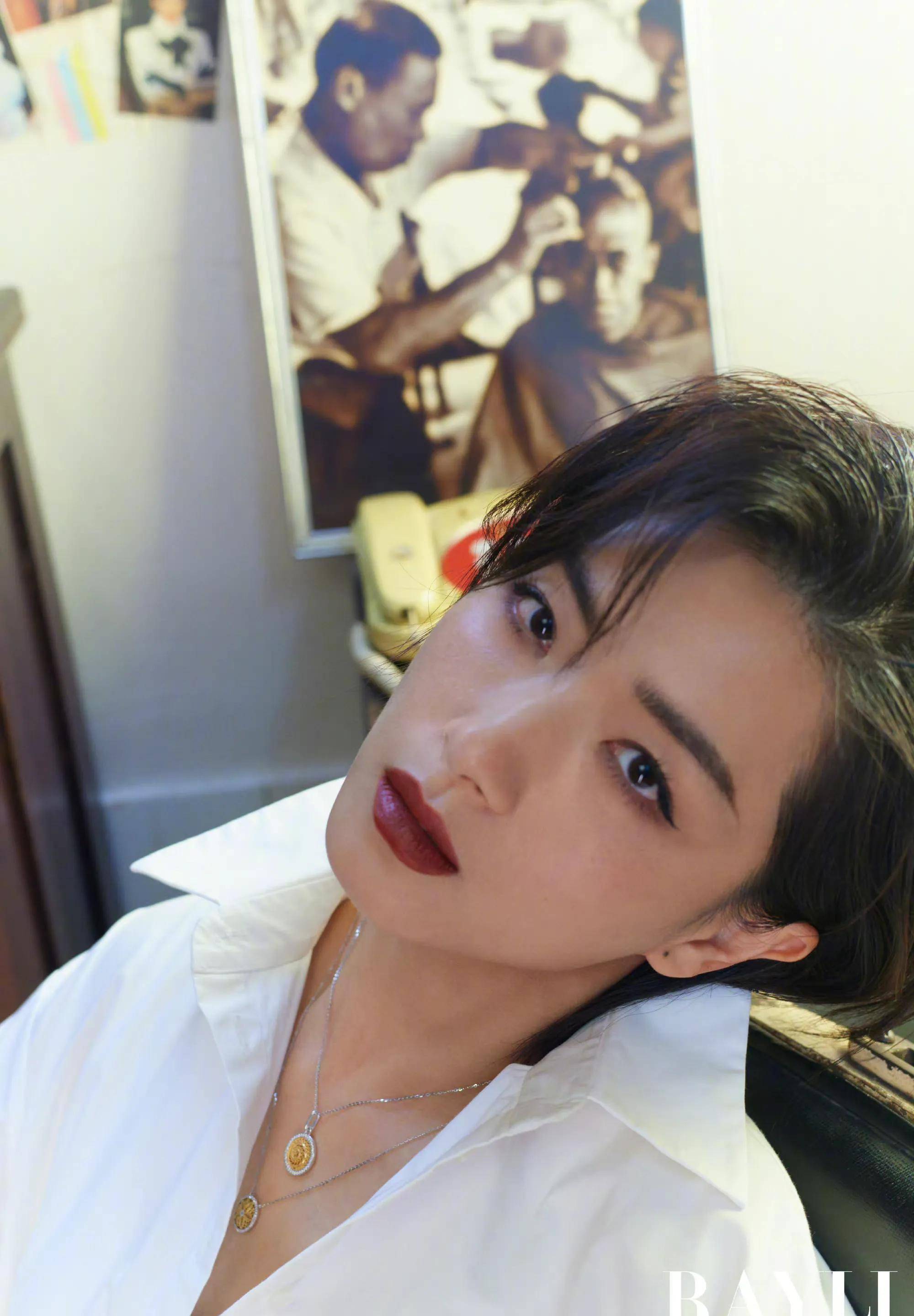 万茜老复古长沙片帅气又飒,红唇短发,v领长裙可爱惹人讨厌_万茜登_很