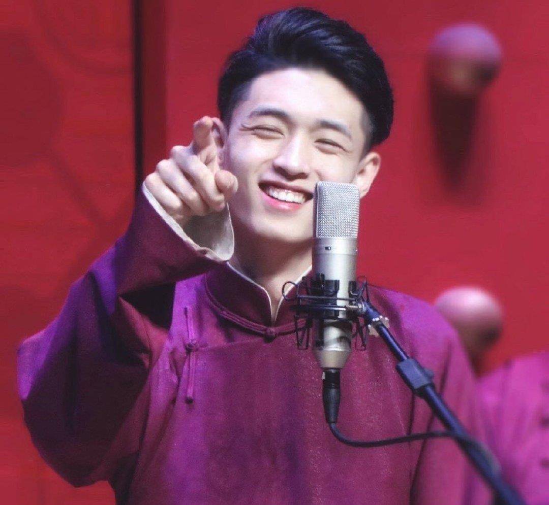 害怕再也看不到,王九龙的旺仔笑和秦霄贤眼中的月光_表演_观众_张九龄