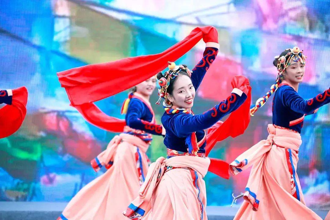 汶川县羊角花艺术团带来的羌族男女群舞《樱桃又红了》拉开了活动帷幕