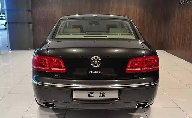 的都会将它和帕萨特区分开来,而且确实非常明显,相比较2006款的v12,要