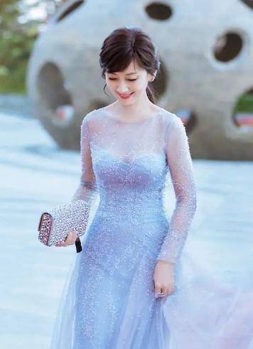 赵雅芝庆66岁生日,粉色蕾丝加蝴蝶结,嫩过头了_颜色_白色_设计