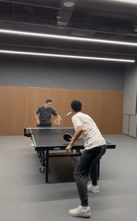 因为许昕与谌龙的妻子王适娴是小学同学,在东京奥运会结束之后,许昕与