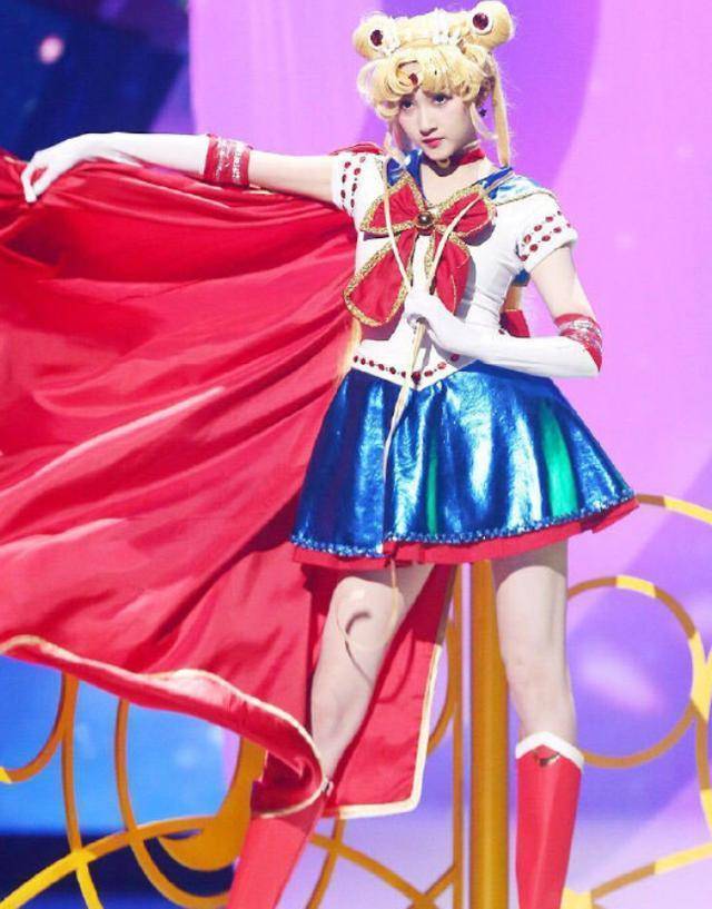 关晓彤第一次cos美少女战士,还原度就百分百,全靠这双月牙腿_裙子