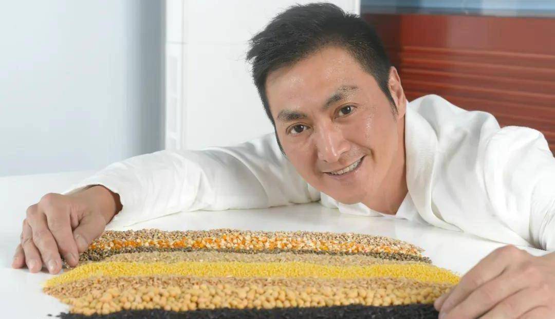 淡出娱乐圈后,他转战商界了_何家劲_角色_成功