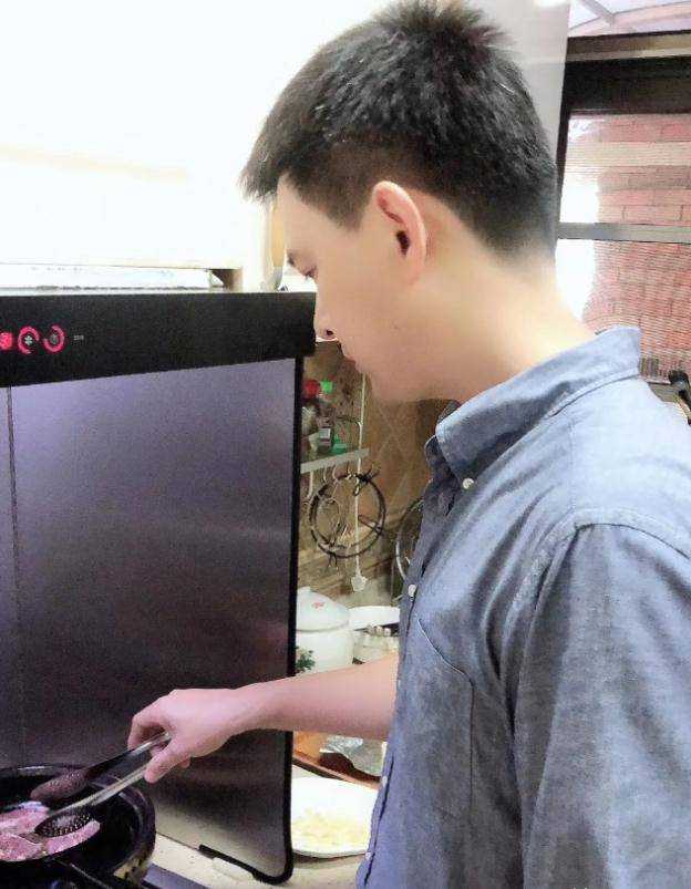 湖南主播魏哲浩:妻子是大美女,相恋11年领证,结婚13年育有两女_蒋宏杰