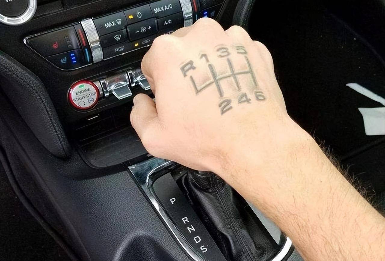 原创                手动挡汽车减速，究竟是先踩离合器还是先刹车？顺序搞错很伤车！-手动挡减速时先踩离合器还是刹车