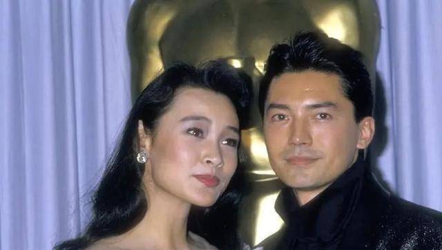 与妻子离婚后,尊龙没有再婚,也没有生儿育女,多年来一直活在争议当中.