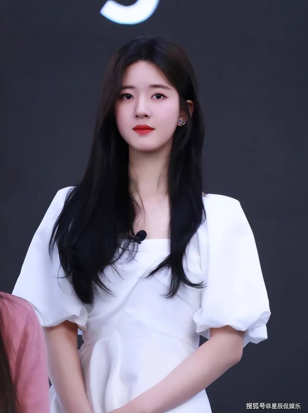 赵露思再翻车,新剧暴雷,直播身材被嘲笑,她身上全是"假象"_照片_美颜